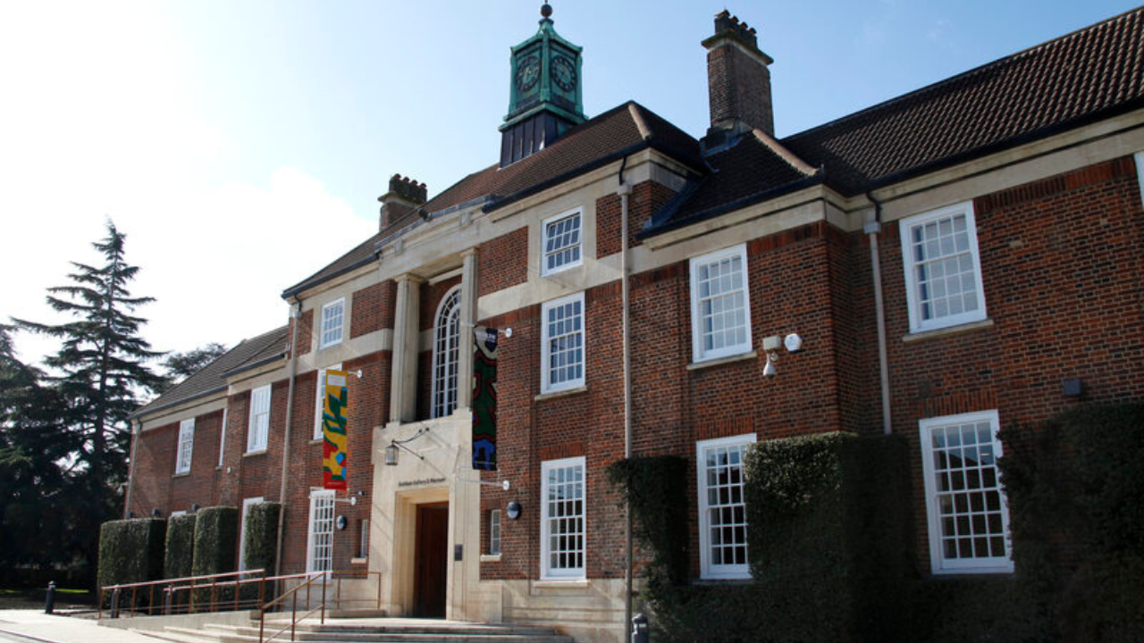 photo of the main hospital building.