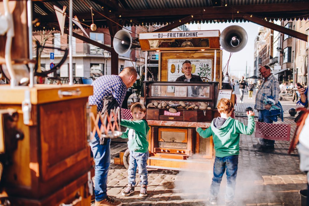A family collect their portion of fries from DJ Freitmachine